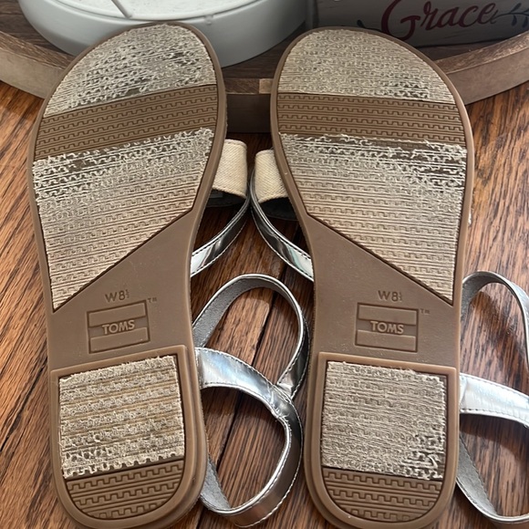 Toms Silver Lexie Patent Strappy Sandals Sz 8.5 - Picture 6 of 6